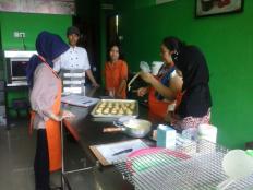 Perserta Kursus Sedang Membuat Roti dan Kue